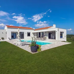 Sofia Villa Pazin